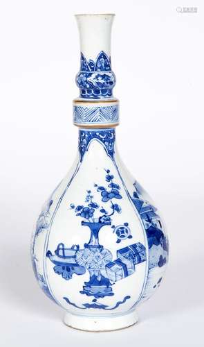 Chine, Epoque Kangxi (1662-1722)
Vase en porcelaine à d