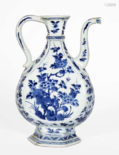 Chine, Epoque Kangxi (1662-1722)
Verseuse en porcelaine