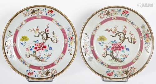 Chine, Epoque Qianlong (1736-1795)
Paire de plats en po