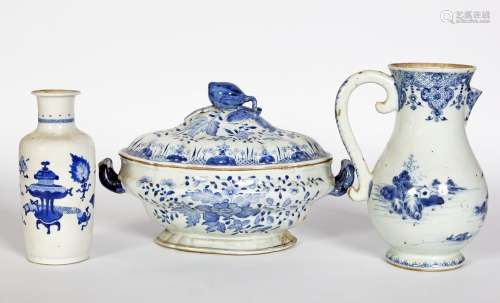 Chine, XVIIIe siècle
Lot comprenant un vase rouleau, un