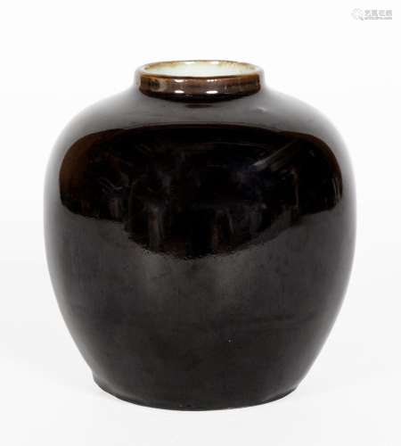 Chine, XVIIIe siècle
Vase ovoïde en porcelaine monochro