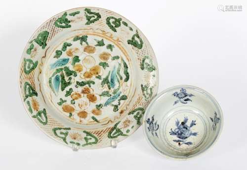 Chine, Epoque Ming (1368-1644)
Lot comprenant un plat e