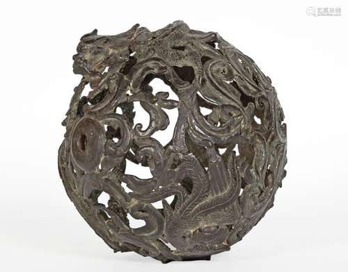 Chine, Epoque Ming (1368-1644)
Boule en bronze à décor