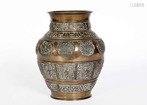 Chine, XVIII-XIXe siècle
Vase en bronze à décor en lége