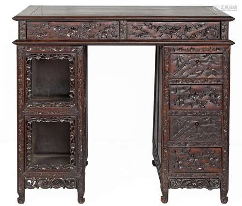 Chine, Epoque Qing (1644-1912)
Bureau en bois finement