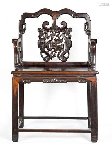 Chine, XIXe siècle
Fauteuil en bois sculpté à décor de