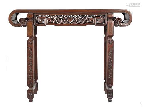 Chine, XXe siècle
Console en bois sculpté à décor d’ois