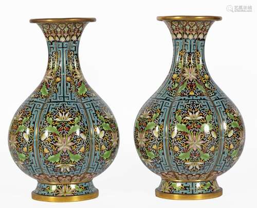 Chine, XXe siècle
Paire de vases polylobés en bronze et