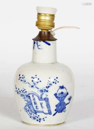 Vietnam, XIXe siècle
Vase en porcelaine à décor en émau