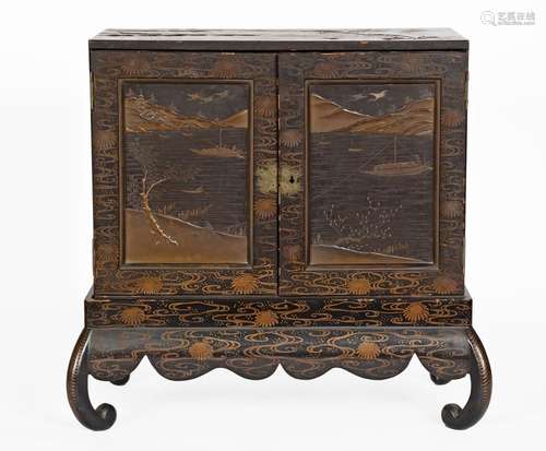 Japon, Epoque Meiji (1868-1912)
Cabinet sur son socle e