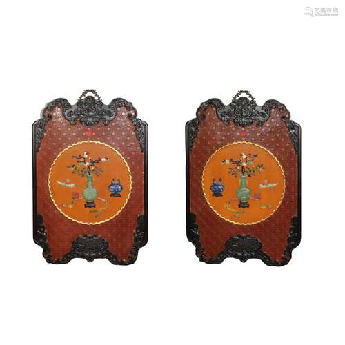 A pair of hanging bottles inlaid in the Qing Dynasty court