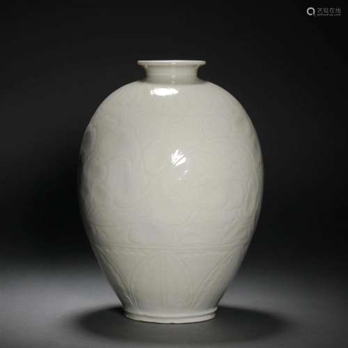 Song dynasty white-glazed plum bottle