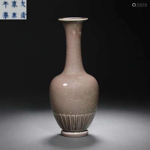 Qing dynasty cowpea red ornamental bottle