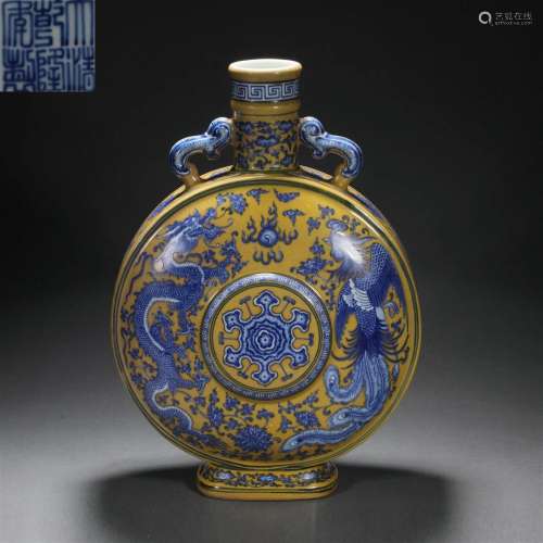Qing dynasty yellow land blue and white porcelain dragon pat...
