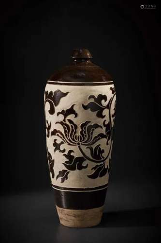 金/或为西夏 十二/十三世纪初 磁州剔莲花纹梅瓶