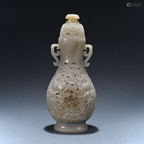 Hollowed jade vase of Hotan seed in Qing Dynasty