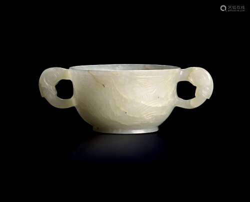 A CHINESE PALE GREEN JADE CUP WITH RAM HANDLES 明－清代和田玉...