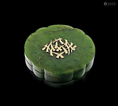 A CHINESE SPINACH GREEN JADE BOX WITH GOLD EMBLEM 清代和田碧...