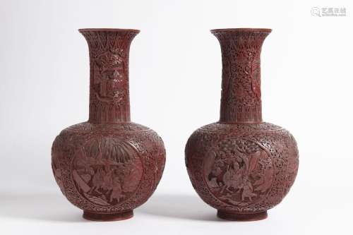 A PAIR OF CHINESE CINNABAR LACQUER BOTTLE VASES 清代刻漆长颈...