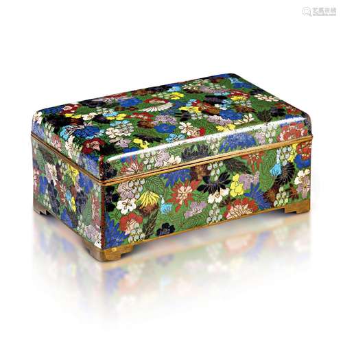 A CHINESE 'MILLE FLEURS' CLOISONNÉ ENAMEL CIGAR BOX 清代晚期...