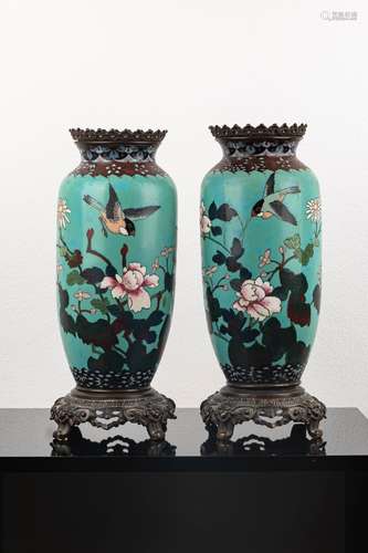 A PAIR OF CHINESE CLOISONNÉ ENAMEL VASES 清代铜胎画珐琅花鸟纹...