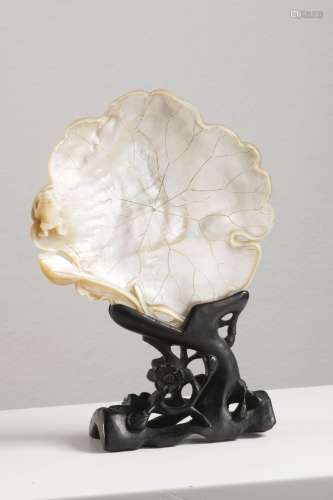 A CHINESE EXPORT MOTHER OF PEARL SHELL 珍珠母贝雕刻荷叶青蛙摆...