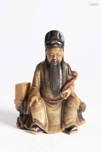 A CHINESE SOAPSTONE FIGURE OF A DIGNITARY 寿山石雕像