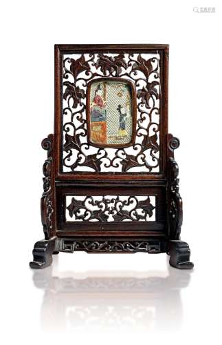 A CHINESE CARVED AND PIERCED WOOD TABLE SCREEN 清代小砚屏