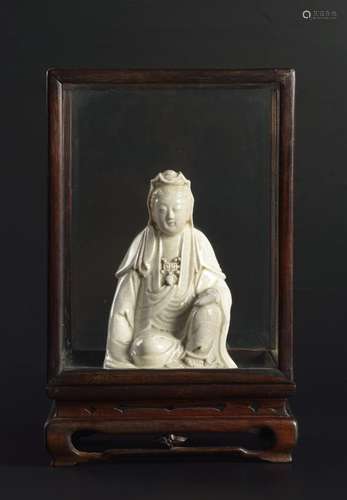 A CHINESE DEHUA PORCELAIN FIGURE OF GUANYIN 清代德化窑观音像