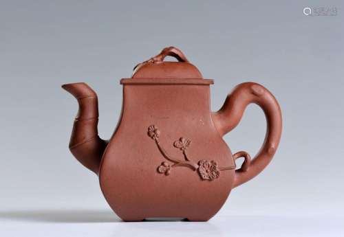 A CHINESE YIXING STONEWARE TEAPOT WITH LID 清代宜兴梅花纹方壶...