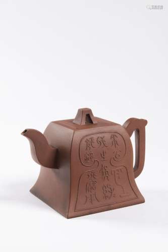 A CHINESE YIXING STONEWARE TEAPOT WITH LID 方形紫砂壶