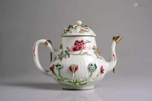 A CHINESE FAMILLE ROSE PORCELAIN TEAPOT AND LID 清代雍正粉彩...