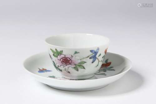 A CHINESE FAMILLE-ROSE PORCELAIN CUP AND SAUCER 乾隆粉彩杯碟