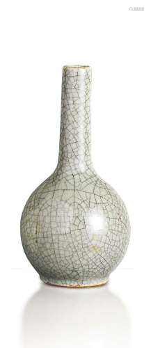 A CHINESE GE-TYPE CELADON PORCELAIN BOTTLE VASE 清代早期哥釉...