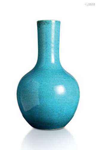 A CHINESE TURQUOISE-GLAZED PORCELAIN BOTTLE VASE 清代康熙孔雀...