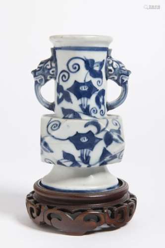 A RARE CHINESE BLUE AND WHITE FACETED PORCELAIN VASE 清代青花...