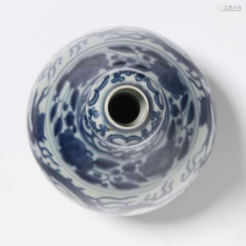 A CHINESE BLUE AND WHITE 'GARLIC-HEAD' PORCELAIN VASE WITH D...