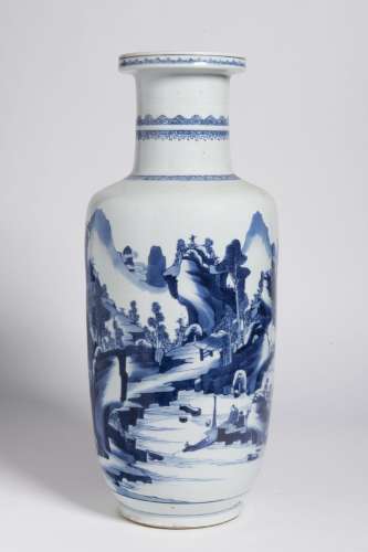 A CHINESE BLUE AND WHITE ROULEAU PORCELAIN VASE 清代青花山水...