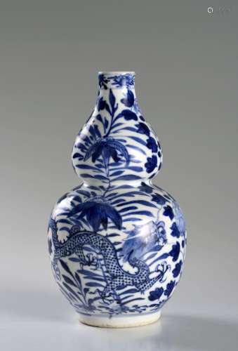 A PAIR OF CHINESE BLUE AND WHITE DOUBLE-GOURD PORCELAIN VASE...