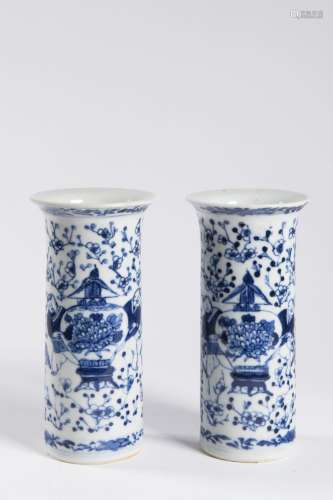 A PAIR OF CHINESE BLUE AND WHITE PORCELAIN BEAKER VASES 清代...