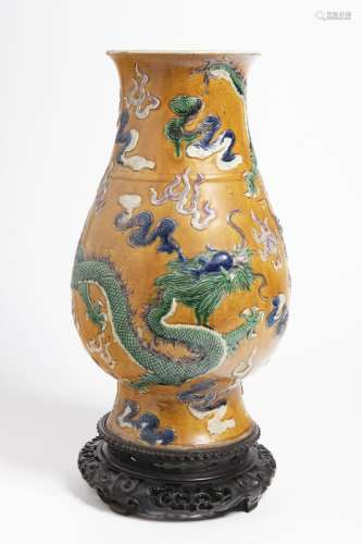 A CHINESE LOQUAT YELLOW AND GREEN 'DRAGON' VASE 清代黄地绿龙...