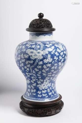 A CHINESE BLUE AND WHITE PORCELAIN FLORAL JAR WITH WOODEN LI...