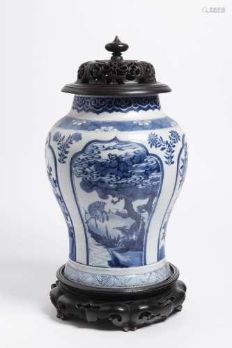 A CHINESE BLUE AND WHITE PORCELAIN JAR WITH ROSEWOOD LID 清代...