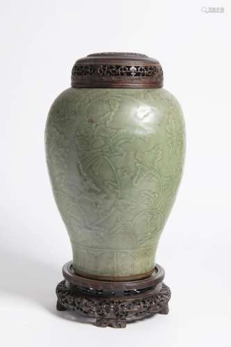 A CHINESE LONGQUAN CELADON VASE 明代处州龙泉窑刻花瓶