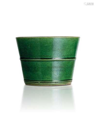 A SMALL CHINESE GREEN-GLAZED JARDINIÈRE 绿哥釉杯
