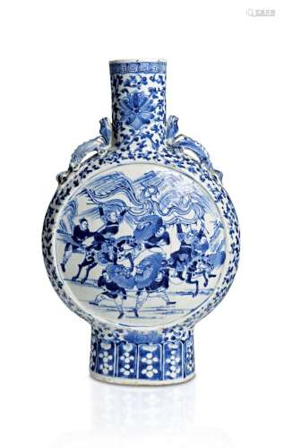 A LARGE CHINESE BLUE AND WHITE PORCELAIN MOON FLASK WITH DRA...