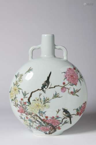 A CHINESE FAMILLE ROSE PORCELAIN MOON FLASK WITH HANDLES 粉彩...