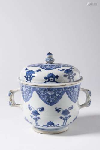 A CHINESE KANGXI BLUE AND QHITE FLORAL PORCELAIN JAR WITH LI...