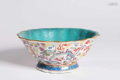 A CHINESE FAMILLE ROSE PORCELAIN 'DRAGON' BOWL 清代粉彩龙纹花...