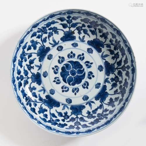A LARGE CHINESE BLUE AND WHITE KANGXI FLORAL PORCELAIN DISH ...